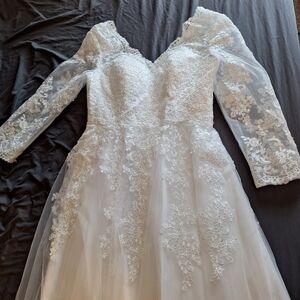 Ivory Lace Tulle Wedding Dress with Long Sleeves